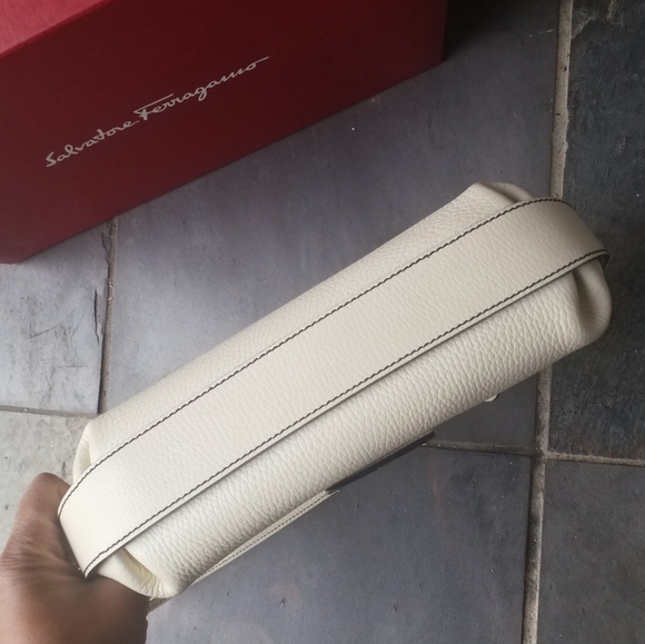 Gorgeous Ferragamo Shoulder Bag - Picture 4 of 9